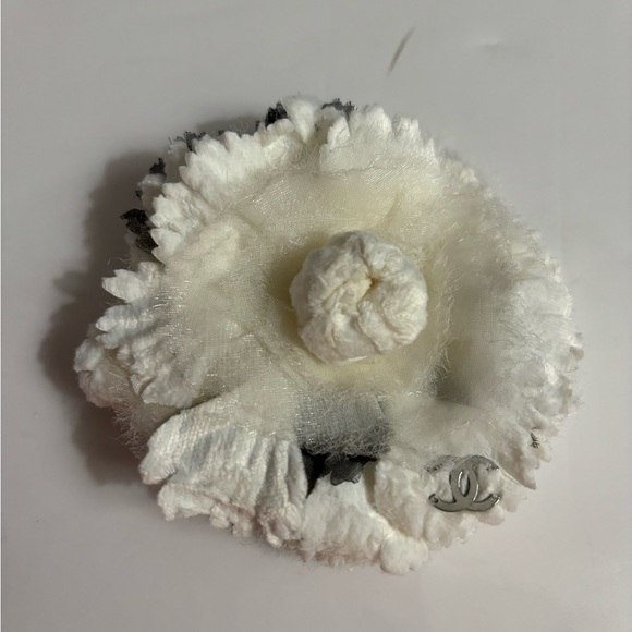 Authentic. CHANEL Broocb - Picture 7 of 13